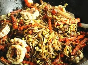 放入除了黄瓜片之外的蔬菜翻炒，根据口味加入调料，我只加了些生抽，豆豉本身的味道其实也足够了。