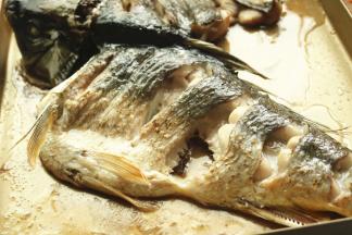 时间到了，鱼基本烤输了，可以看到鱼肉非常嫩，烤箱的锁水效果很好，感觉像是蒸熟了一样。