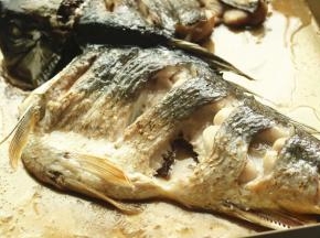 时间到了，鱼基本烤输了，可以看到鱼肉非常嫩，烤箱的锁水效果很好，感觉像是蒸熟了一样。