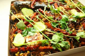 烤好的鱼，铺上香菜，泼上烧热的花生油，好吃的豆豉烤鱼就可以开吃了。