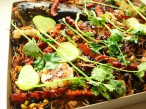 烤好的鱼，铺上香菜，泼上烧热的花生油，好吃的豆豉烤鱼就可以开吃了。