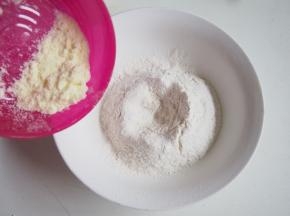 将奶粉与低筋面粉混合均匀。