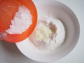 加入白糖混合均匀。