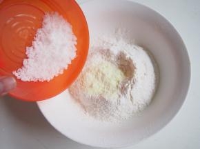 加入白糖混合均匀。