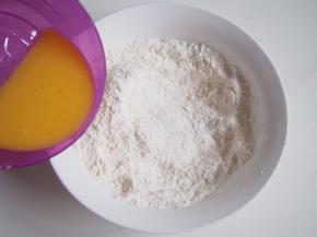 黄油融化，与蛋液一起加入粉类中。