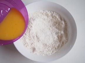 黄油融化，与蛋液一起加入粉类中。