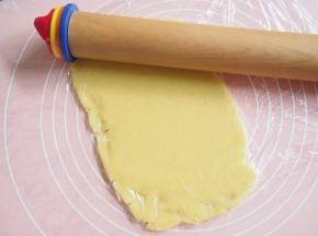 盖上一层保鲜膜，擀成薄片，将面片对折后再擀开，重复3~4次。