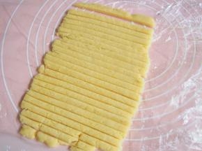 最后擀开后切成长度约为7厘米左右的长条。