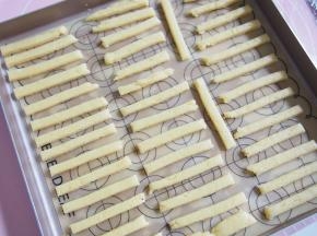 将饼干条移到烤盘上摆放好，烤箱160度，中层上下火烘烤15分钟左右。