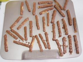 将饼干晾凉，裹上一层融化的黑巧克力。