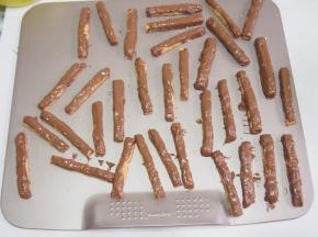 将饼干晾凉，裹上一层融化的黑巧克力。