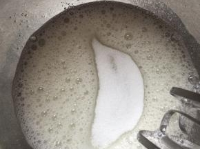 7，取出蛋白用电动打蛋器打出鱼眼泡时加入1/3的细砂糖，继续搅打。