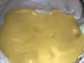 12，把混合拌匀的蛋黄液全部倒入蛋白中。
