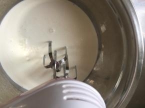 16，淡奶油加细砂糖电动打蛋器低速打发。