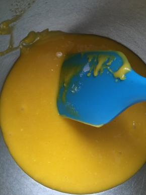 6，用橡皮刮刀轻轻翻版均匀。为了不使低筋面粉起筋，不要过度翻拌。
