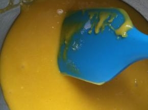 6，用橡皮刮刀轻轻翻版均匀。为了不使低筋面粉起筋，不要过度翻拌。