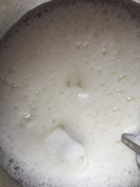8，打发比较浓稠出现较粗的泡沫时再加入1/3的细砂糖，继续搅打。