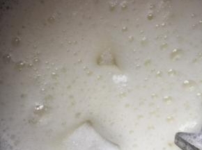 8，打发比较浓稠出现较粗的泡沫时再加入1/3的细砂糖，继续搅打。