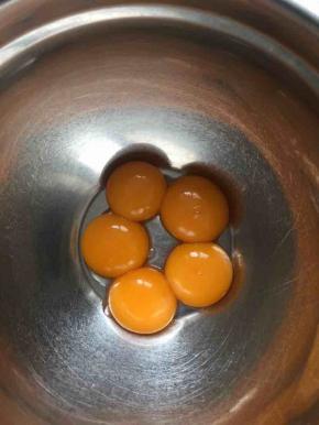 1，准备好所需的材料。面粉过筛，分离蛋白蛋黄后，把蛋白放入冰箱冷藏保存待用。（盛放蛋白的打蛋盆得保证无水无油哦！）