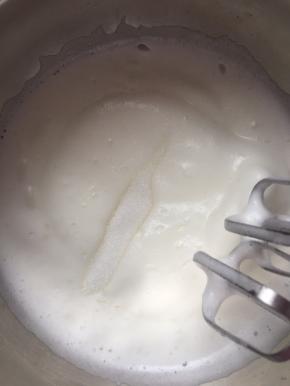 9，当打至蛋白变得浓稠，表面出现纹路时加入剩下的细砂糖，依旧继续搅打。