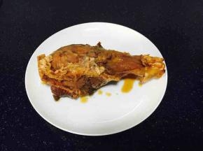 捞出酱牛腱子后戴上一次性手套，取少许香油均匀地涂抹在牛腱子上，以防存放时表皮失去水分干裂，影响口感。
然后放入保鲜袋里，放在冰箱里冷藏，冷藏至酱牛腱子凉透了才能拿出来切薄片食用，因为冷藏后酱牛腱子的肉更加紧实，更容易切片。
食用时可蘸些三合油，也可以放麻辣汁凉拌，还可以做牛肉面哦。
我每次做好了酱牛腱子都是放在冰箱里冷藏，等下班回来才食用的，所以酱牛腱子放冰箱里冷藏多长时间才能凉透了，我没计算过时间，很抱歉。

