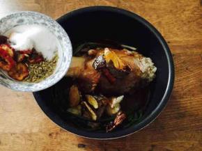 放入盐3勺盐，适量的小茴香，5片山楂，少许红曲米，桂皮2小块，花椒10粒。