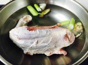 清洗，牛腱子用清水泡一个小时，泡出血水，洗干净。
焯水，锅里放大量清水，放适量的葱和姜，开大火，煮开。
