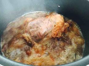 再加热一下，多翻动几次牛腱子，大约炖5～10分钟，就可以啦，先不用急于出锅，等酱牛腱子自然晾凉了再捞出来。