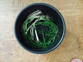 把小香葱铺在电压力锅的锅底