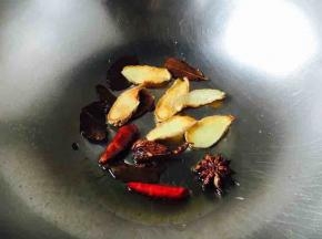 另外起锅，热锅凉油，小火，先煸炒香叶和姜片，煸至姜片变成金黄色，再放入八角、草果、干辣椒，煸炒几下。