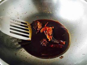 小火炒出香味，立即关火。