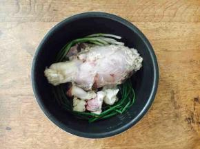 放入焯好水的牛腱子