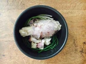 放入焯好水的牛腱子