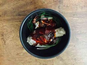 把炒好的酱汁倒在电压力锅锅里。
如果您用普通的炒菜锅炖的话，在炒香酱料后就铺上小香葱，再放上焯好水的牛腱子。