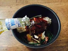 倒入焯牛腱子的汤和一瓶啤酒，汤水与牛腱子齐平。
我当时只放了一瓶啤酒，水位在牛腱子的一半的位置，个人习惯而已。