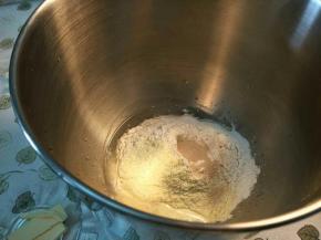 1.面团所需材料除黄油，按先液体后粉类放入厨师机桶内。
2.面团成团到可以拉出厚膜，加入软化黄油。
3.揉到面团可以拉出结实的略有弹力的膜，破口光滑即可。