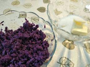 揉面过程，可以做紫薯馅。
软化的黄油加入白砂糖，搅匀。
加入压碎的紫薯，拌成细腻的紫薯泥。