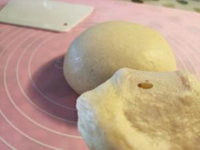 面团揉好后，可以有结实的大片膜，裂口光滑无锯齿。