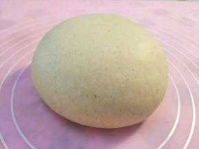 滚圆面团，放置到揉面垫上，无需发酵。开始整形