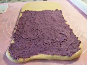 1.把面团擀成长方形大概35cm.25cm左右。
2.放入紫薯馅。用刮板或勺子压匀，使得紫薯馅占据面片的2/3。