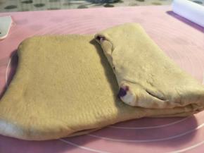 轻轻擀成长方形，折叠三折。