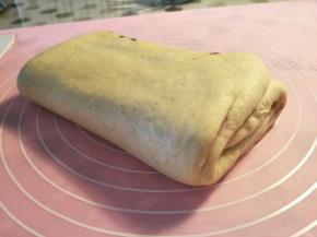 上步折叠好的再擀成长方形后，折叠三折，如图的样子，再轻轻擀到大约25*15。