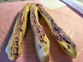 面皮分三份，顶部不要切断。把紫薯面露出。