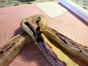 开始编辫子。我加了几颗小蜜豆。可以不加。