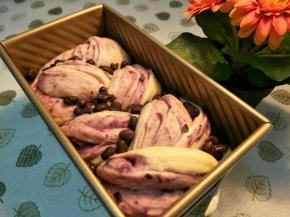 发酵，大概8分左右，可盖盖子，再继续发到盖子有阻力，拉不出。
预热烤箱上下火180度。