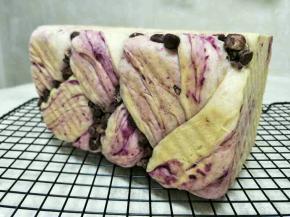 放入预热好的烤箱，我是三能金波土司盒。上火180度，下火175，中下层。38-40分钟。