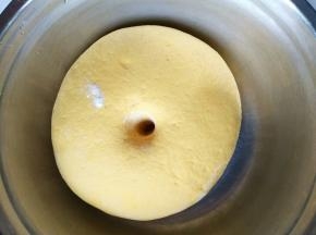 面团覆盖发酵大约40分钟。到1.5-2倍大