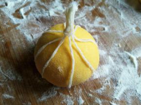 线提起来收拢，然后打个结(注意线不要收的太紧以免长大后勒进去)