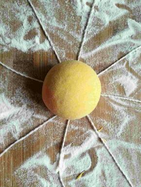 两条棉线交叉成十字形然后再拿两根成米字形，中间放好豆沙包，或者直接做成馒头放馒头也行