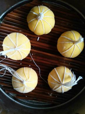 昨晚所有的馒头或者豆沙包，锅里醒发10分钟冷水上锅，开锅后12分钟关火，虚蒸五分钟开盖